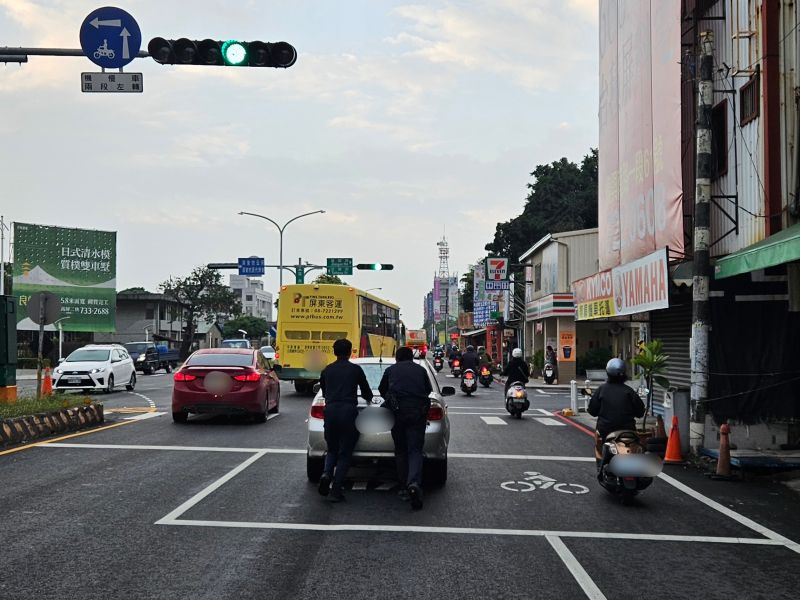 警民合力暖心救援　拋錨車輛迅速排除恢復交通