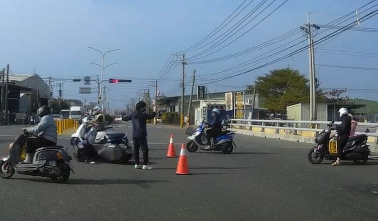 返程途中即刻救援　湖內警便衣上陣疏導交通保平安