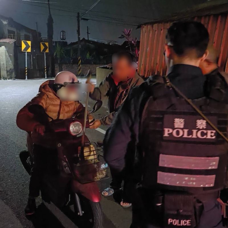 天色昏暗看不清回家路　溫馨內埔警協助返家