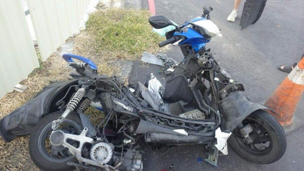 鳳山區保南一路與七成街口發生自小客與機車擦撞騎士受傷送醫