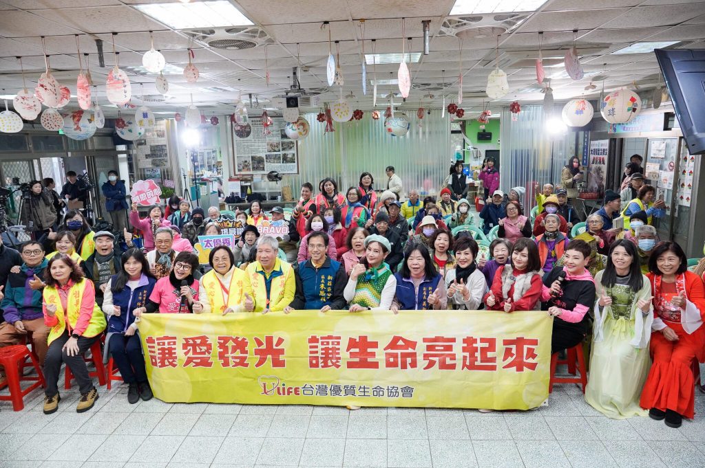 台灣優質生命協會到牡丹心據點娛樂長輩　陳亞蘭、王彩樺教唱歌仔戲　白雲幫送餐