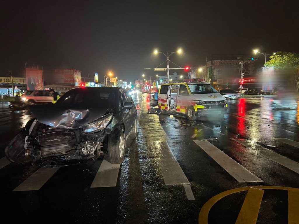 影音/自小客與救護車相撞 4人受傷送醫