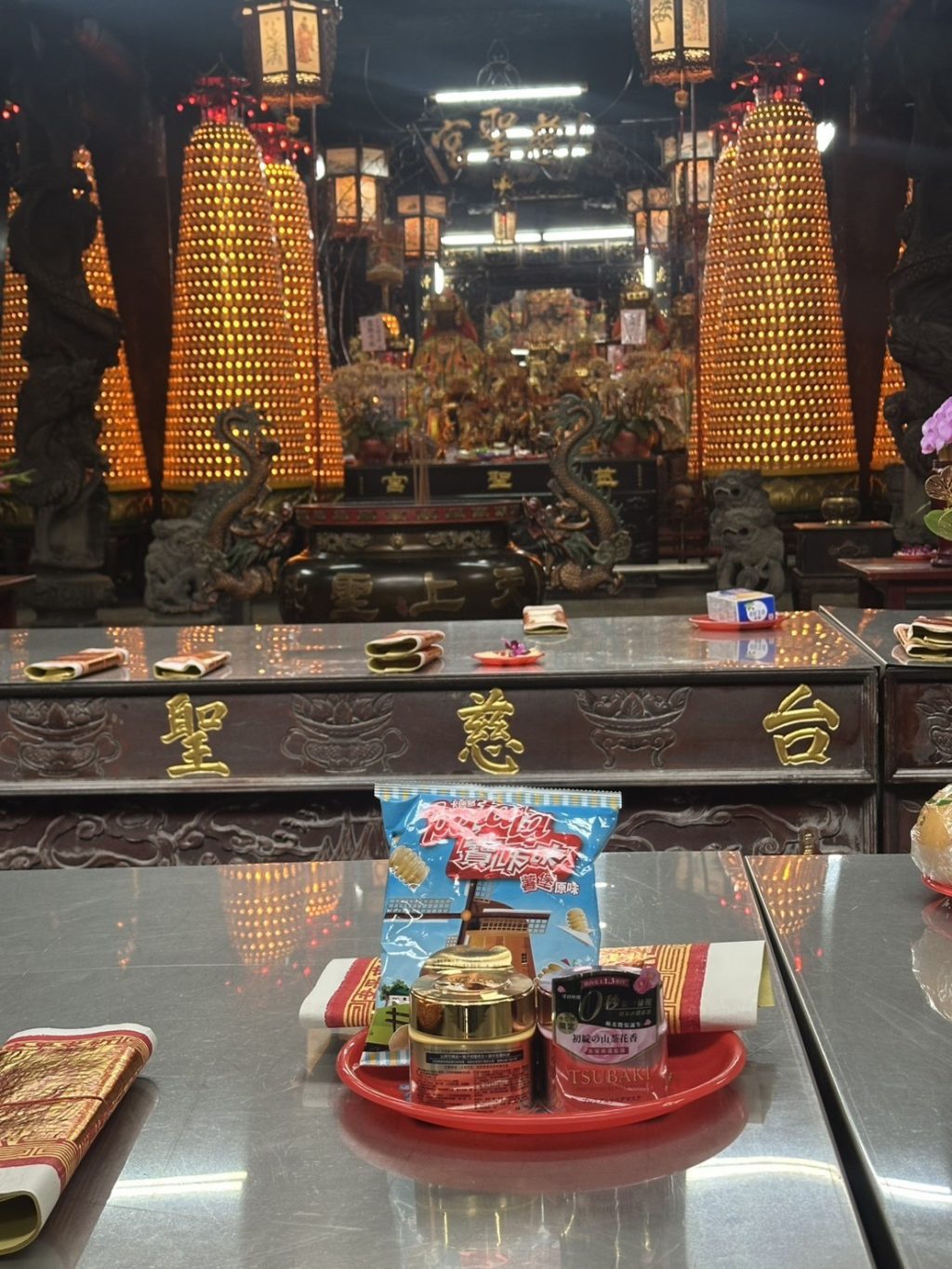 髮膜金字塔現身月老廟！網友再進化：拿去拜媽祖求從頭順