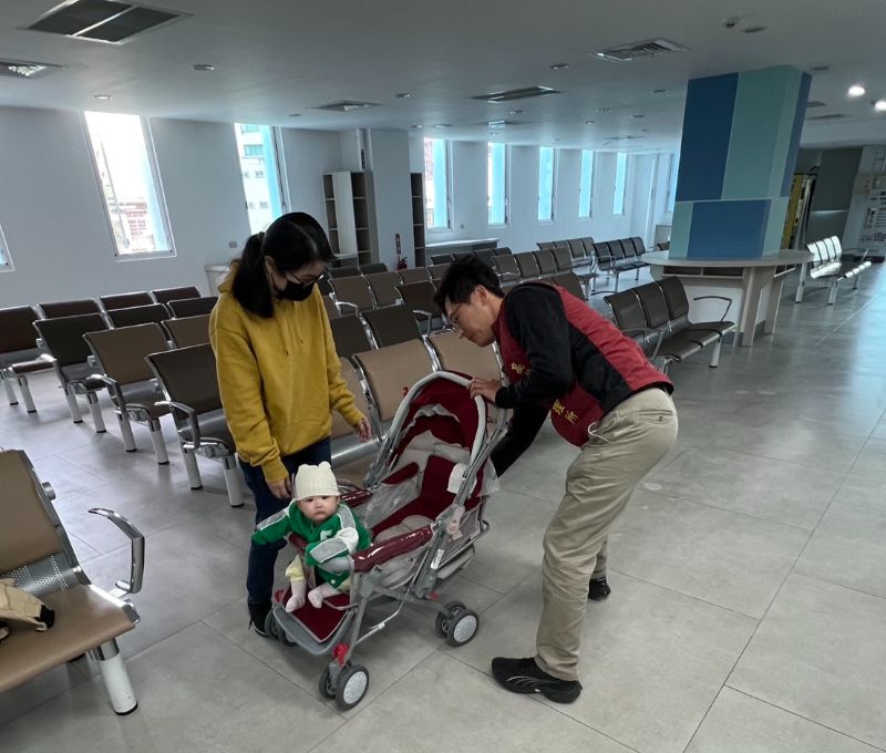 港灣新聞網／ 帶娃洽公更輕鬆　苓雅監理站貼心提供嬰兒車借用服務