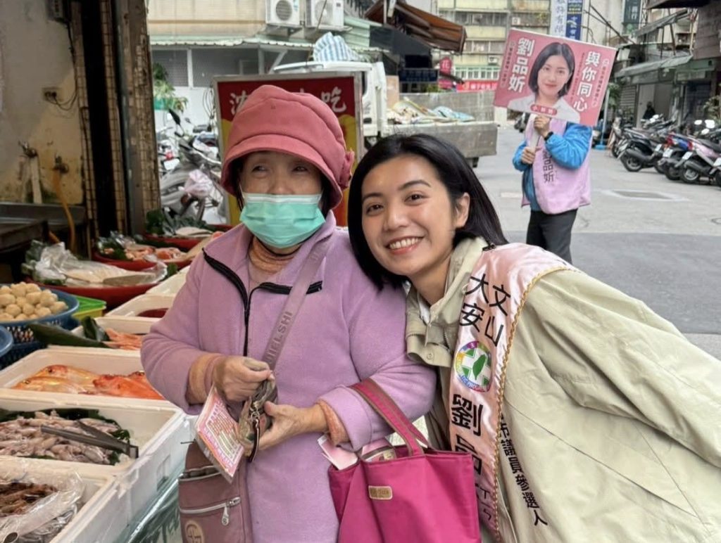 深入市場與街區傾聽民意　劉品妡實地關注人行道工程成
