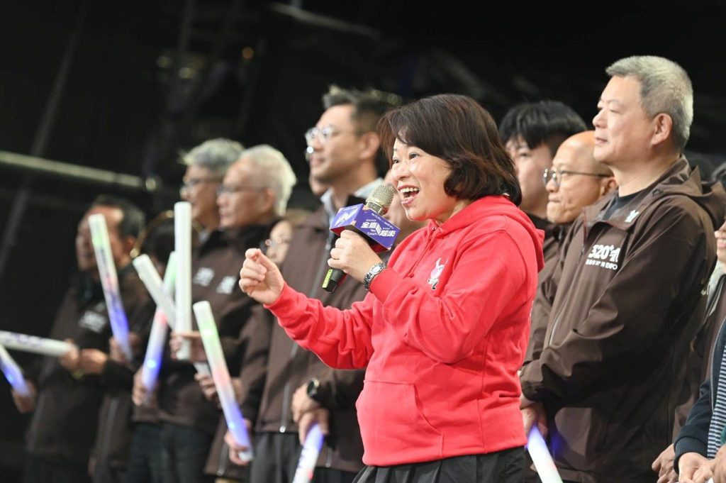 嘉義跨年晚會吸引25萬人潮　黃敏惠與市民齊迎2026