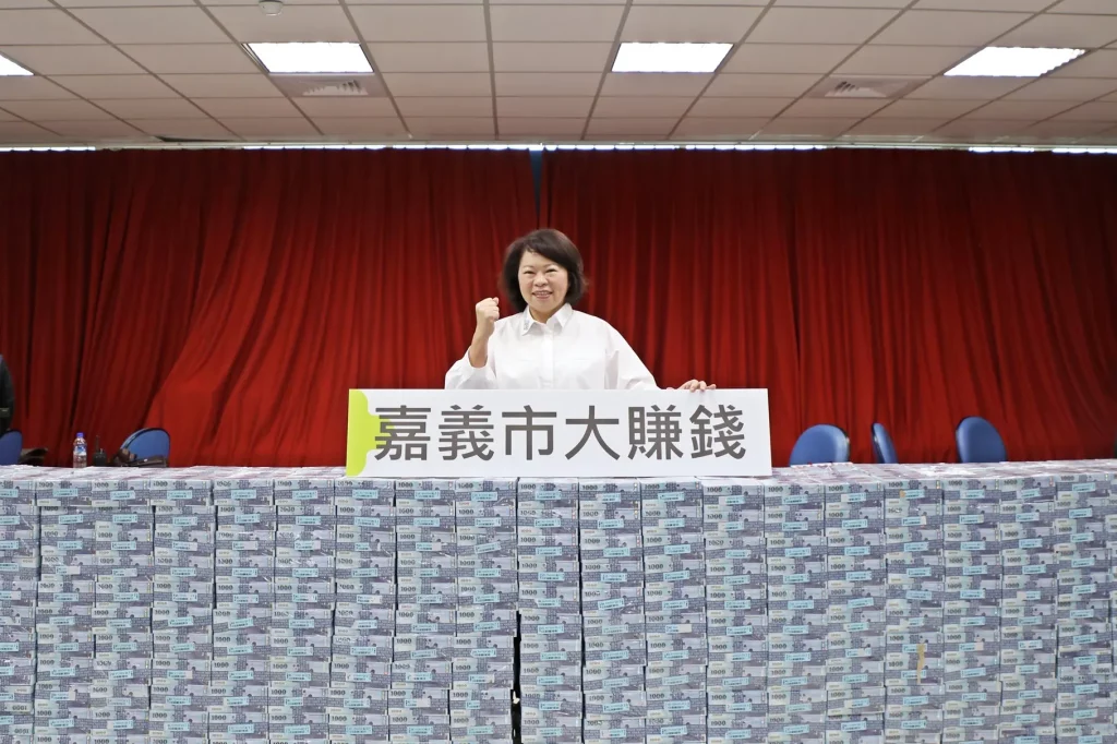 15.8億到位！嘉義市長親點鈔　普發6千、長輩7千元明起領取