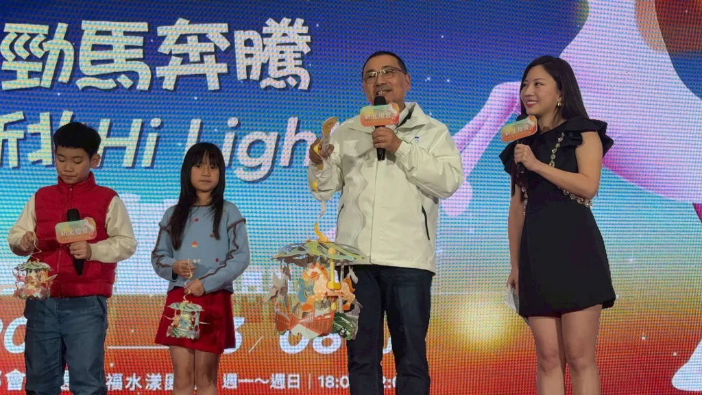 新北燈會15米紅寶馬主燈新春亮相　人氣療癒IP線條小狗　萌翻大都會公園