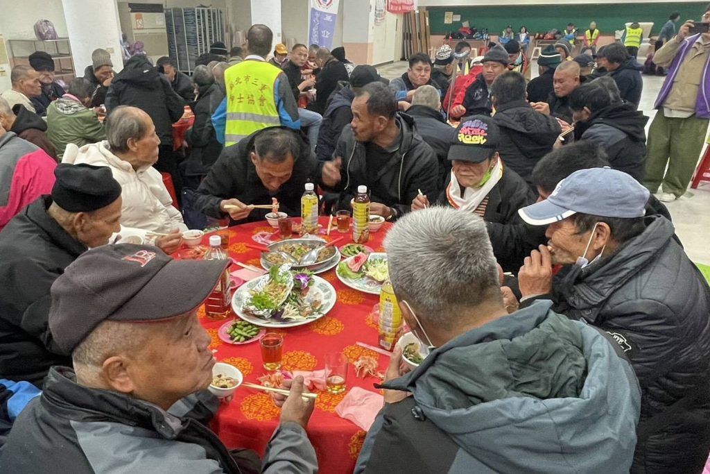 公私協力守護無家者！三重歲末餐會結合義剪、洗澡服務     讓街友清爽迎新年