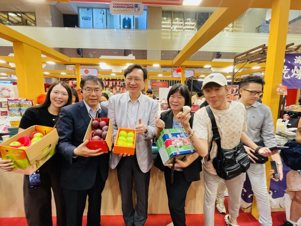 臺南蜜棗新加坡高島屋熱銷 黃偉哲市長攜手網紅直播帶貨 國際買氣再升溫