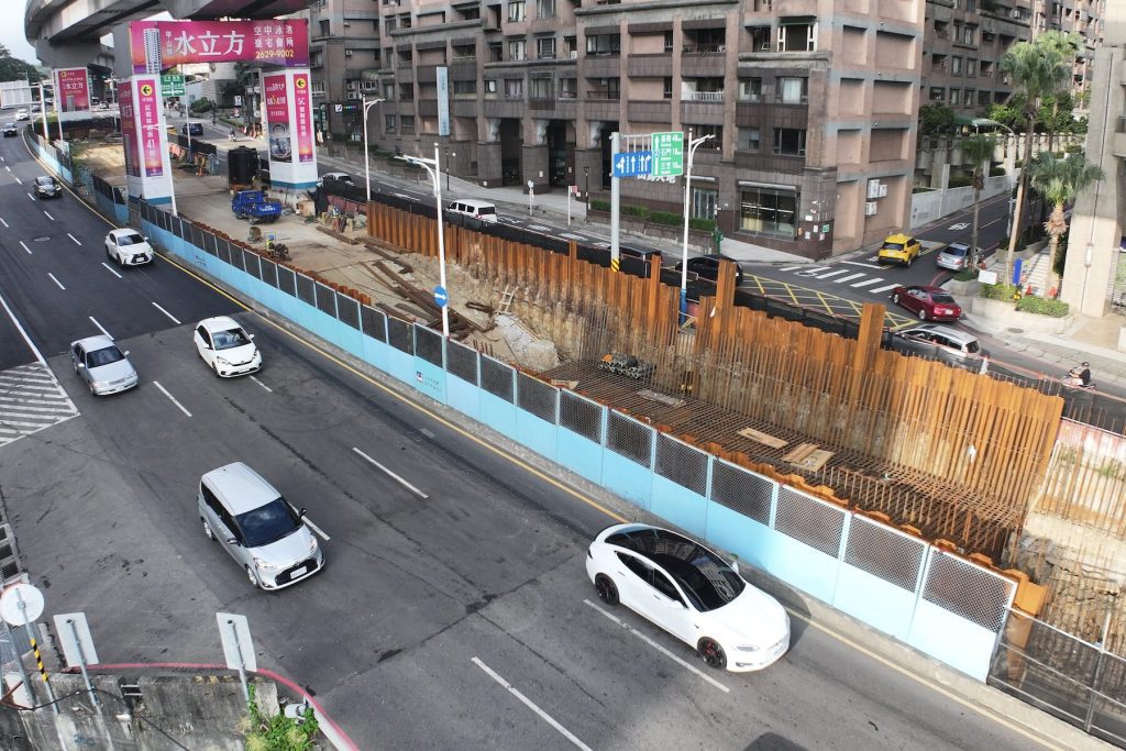 1/8 起淡金路、中正東路口深夜封閉     高架鋼構吊裝啟動     請配合改道