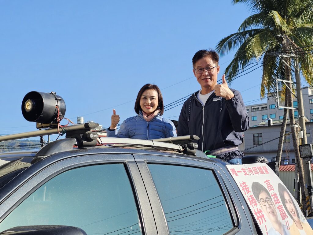 「邱議瑩啟動全市大車掃、本命區旗美出發　鄉親熱情歡呼：凍蒜！」