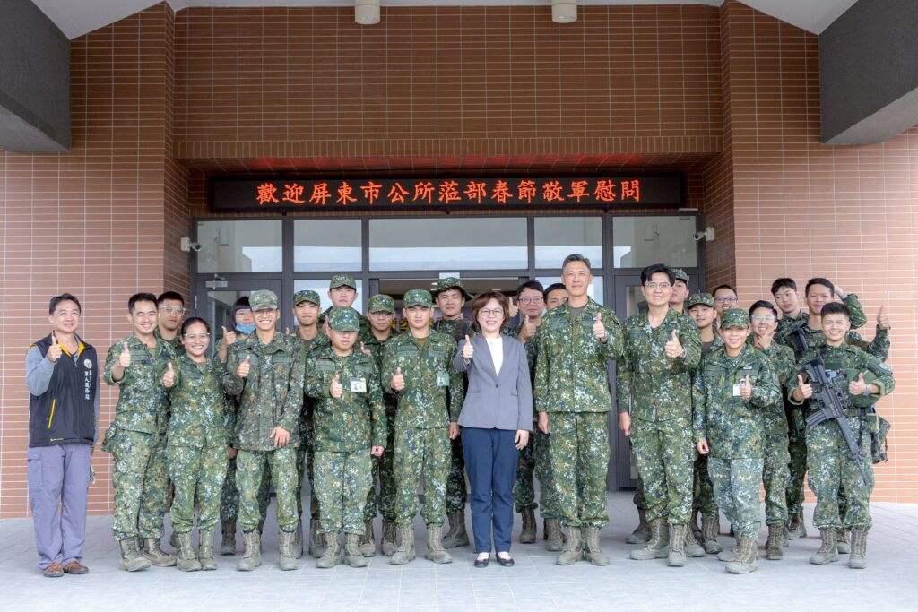 春節前夕敬軍送暖　屏東市長周佳琪向國軍官兵拜早年