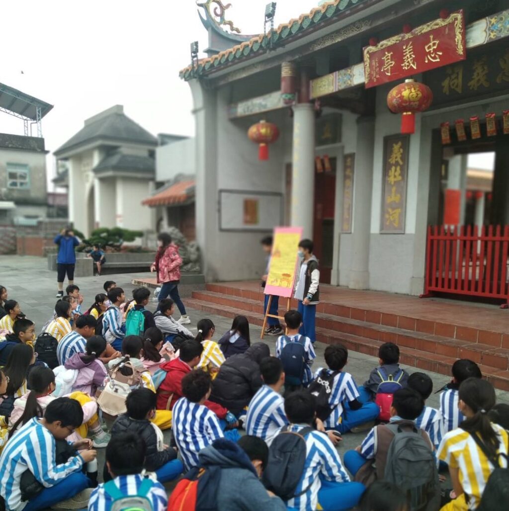 單車走讀家鄉　東寧國小學童騎訪百年忠義亭獲贈平安米