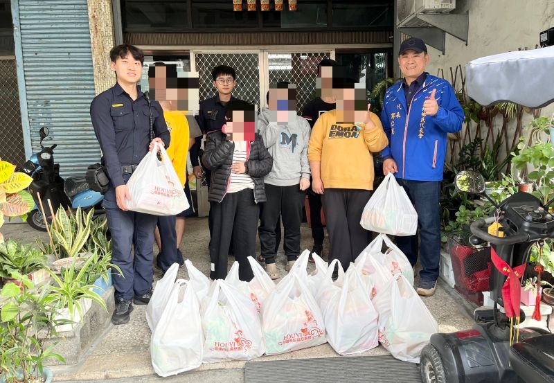 寒冬送暖送物資　里港警關懷弱勢家庭不遺餘力