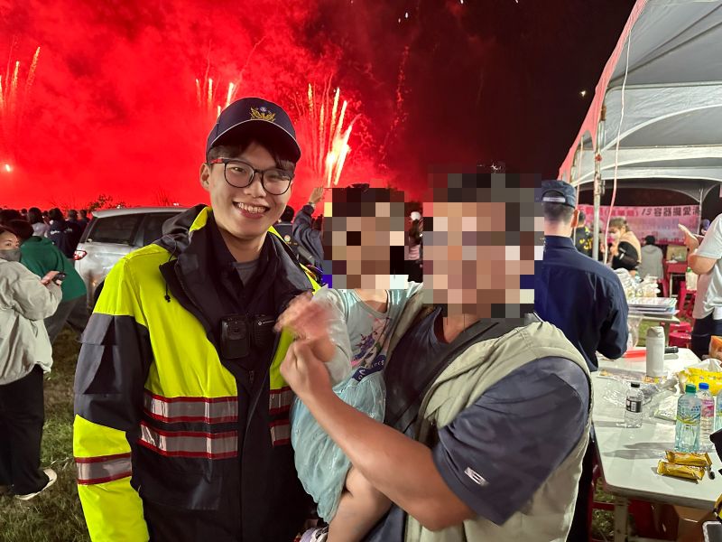 里港跨年晚會人潮湧現　警即時協助走失女童平安返家祭里港警訊