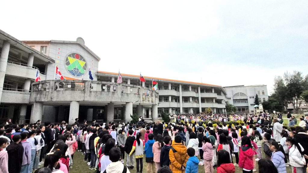 2026年國際聯合升旗典禮   東華附小校園飄揚12國國旗