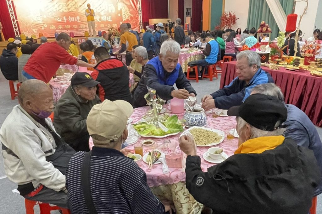 歲末寒冬見真情！新北善悅協會邀 150 位街友圍爐     發紅包、義剪暖心過好年