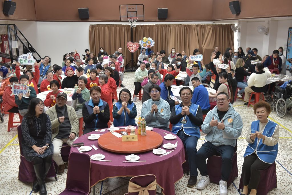 市公所贈黎明教養院愛心年菜  魏嘉彥與院生溫馨圍爐
