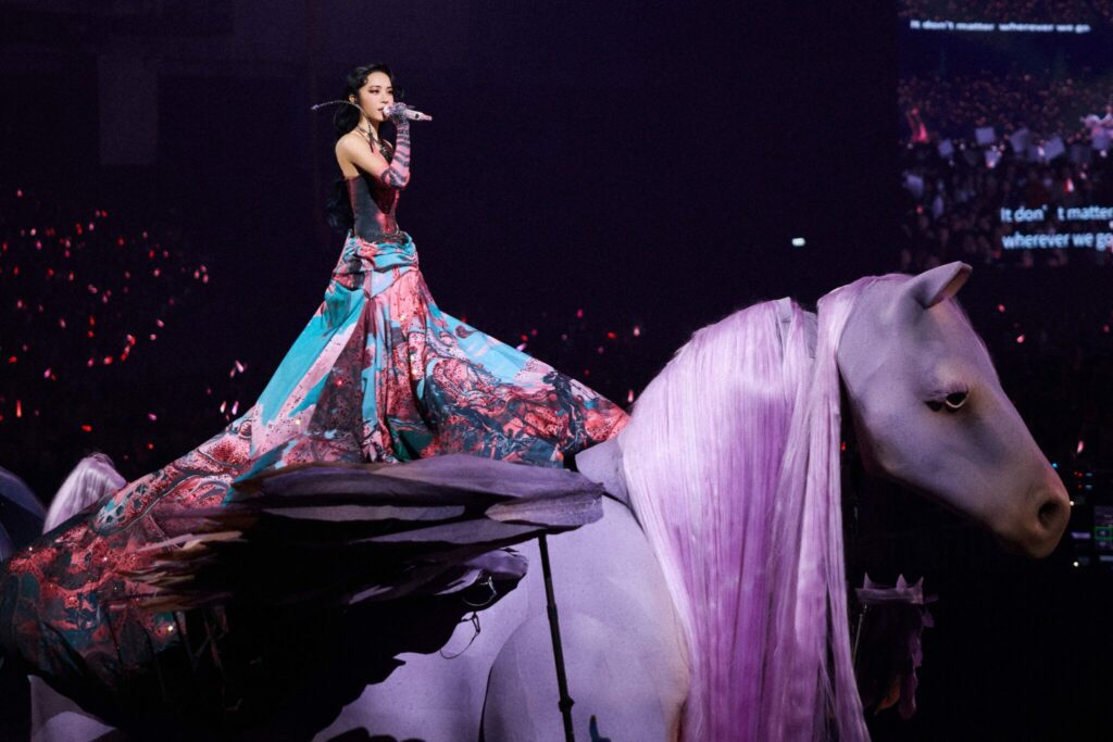 JOLIN 蔡依林駕馭「彩翼飛馬」吟唱愛之樂章 尋真愛敲響2025倒數序曲