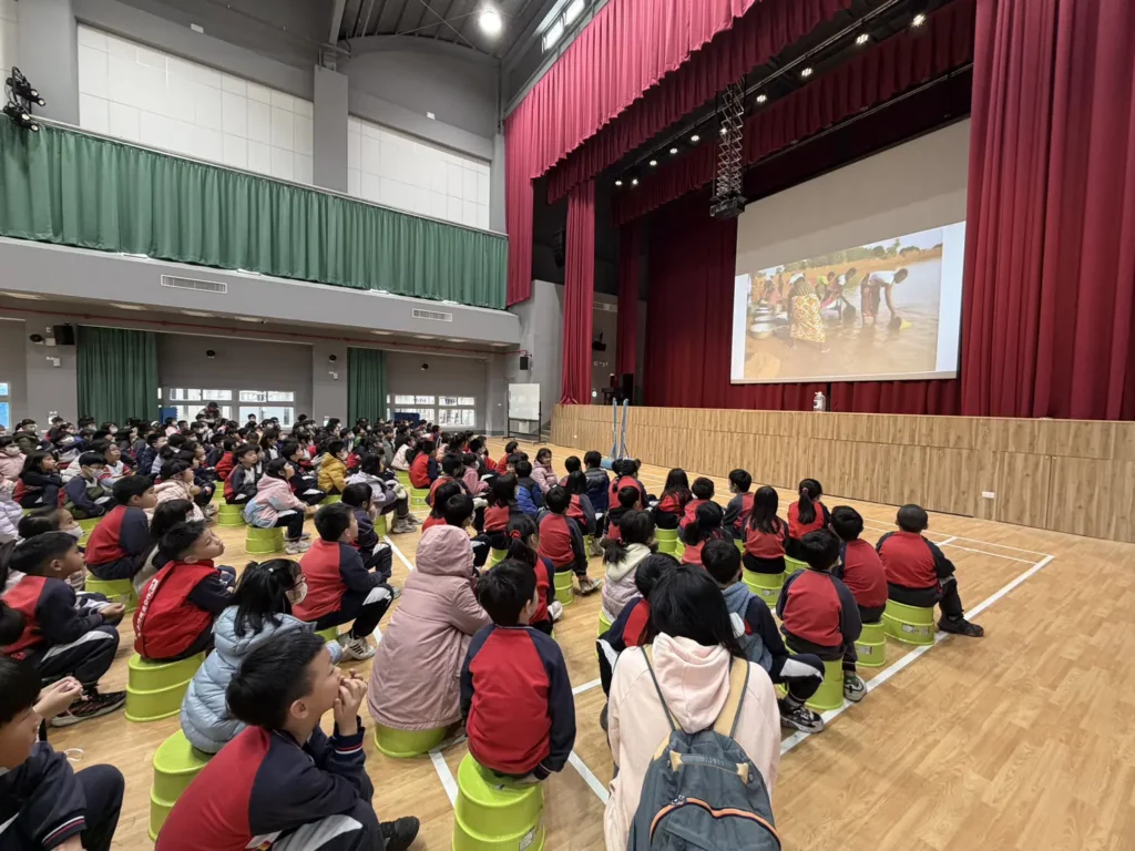 熱鬧破表！　愛水ㄅㄨㄅㄨ車駛入校園 千名學生跟著故事學愛水