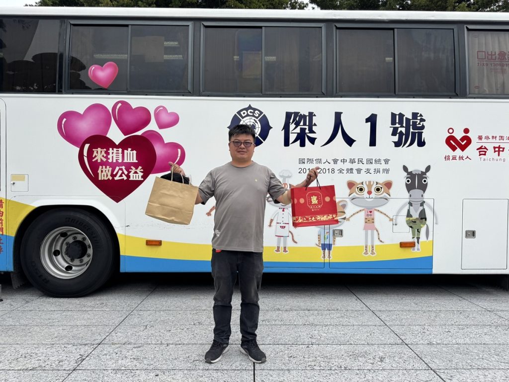 愛心做公益喜迎馬年來  成美文化園響應捐血 　挽袖照福人群