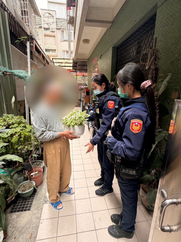 港灣新聞網／暖心神速破案！岡山警找回骨灰盆栽　失主感動落淚