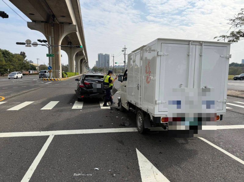 港灣新聞網／橋頭路口追撞事故　岡山警即刻到場排除恢復交通