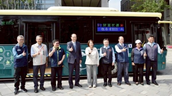 華德動能新世代電動大巴上路　攜手屏東客運駛向國境之南