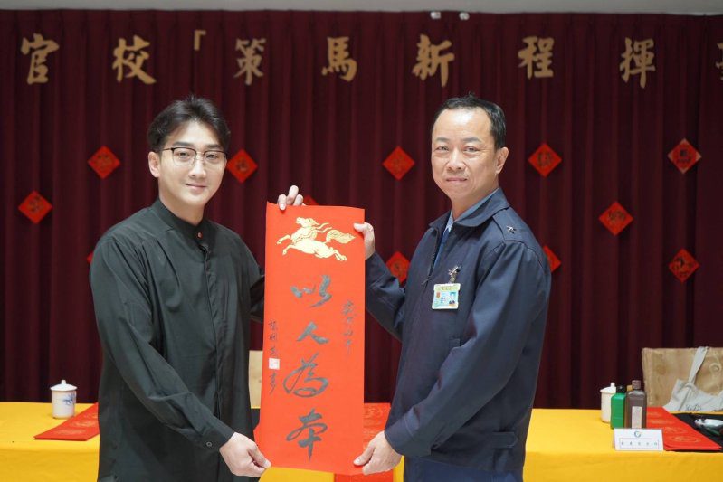 港灣新聞網／揮毫迎春賀新歲　空軍官校以墨香舒緩戰訓辛勞