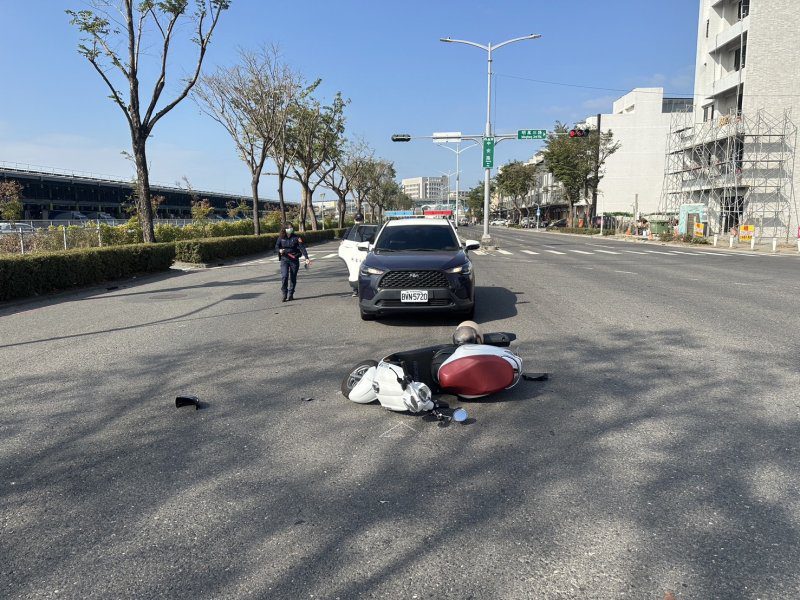 港灣新聞網／中安路機車與轎車擦撞　前鎮警呼籲行車務必留意路況