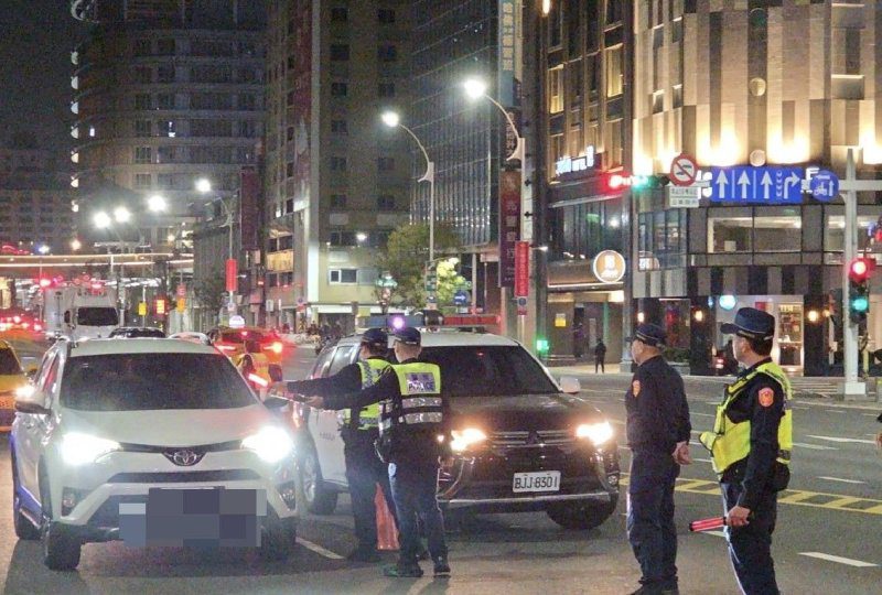 港灣新聞網／新興警不定點路檢展現強勢執法　酒駕毒品全數攔截
