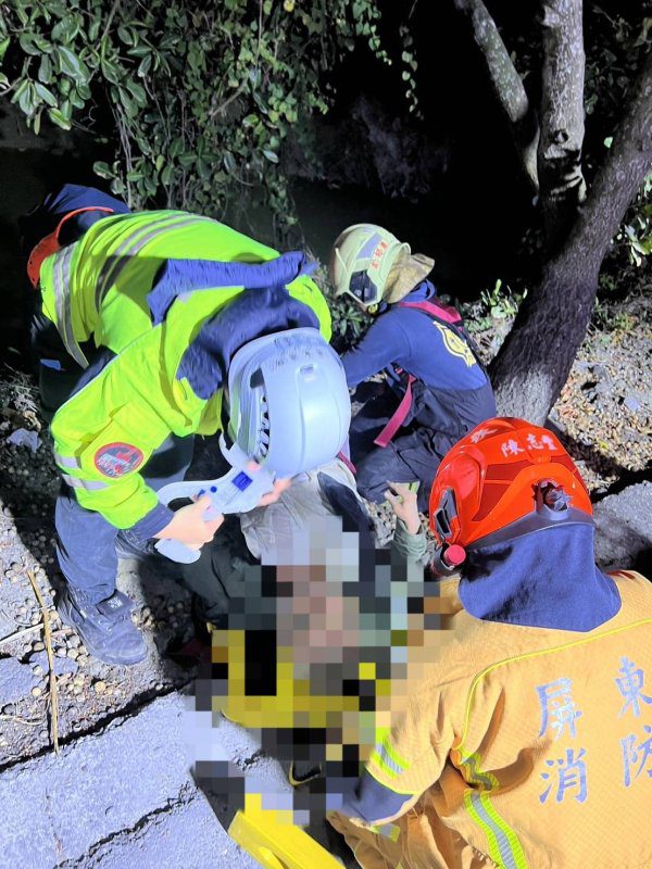 港灣新聞網／清晨跌落水溝驚魂！8旬翁受困崁頂　東港警即時救援送醫