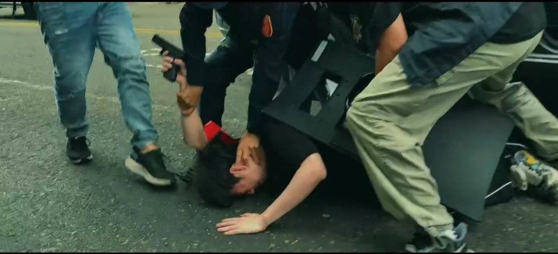 港灣新聞網／年關防搶不鬆懈！小港警聯手臺銀演練銀行防搶　網紅助陣超逼真