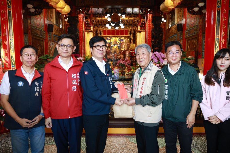 港灣新聞網／高雄走春人氣爆棚　市長陳其邁發送超人力霸王開運紅包