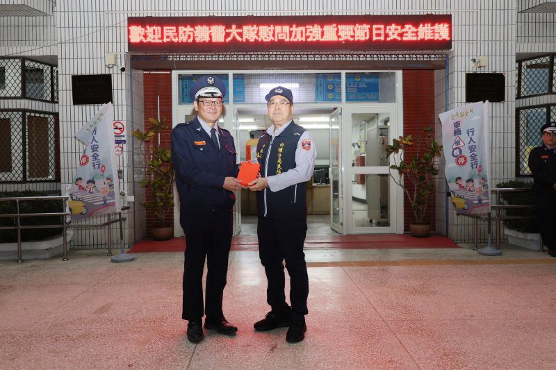 港灣新聞網／春節守護不打烊！內埔警攜手義警民防整備治安　首日暖心慰問協勤民力