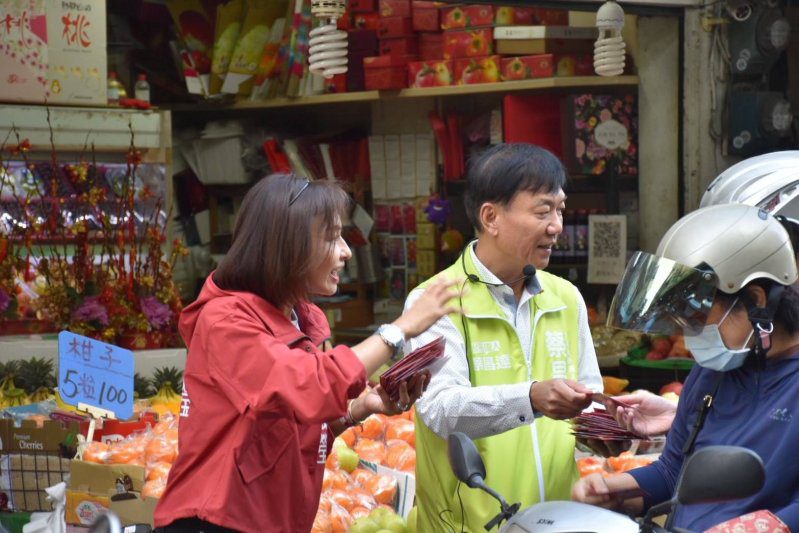 港灣新聞網／邱議瑩清晨陪掃市場　蔡昌達拚民調唯一支持