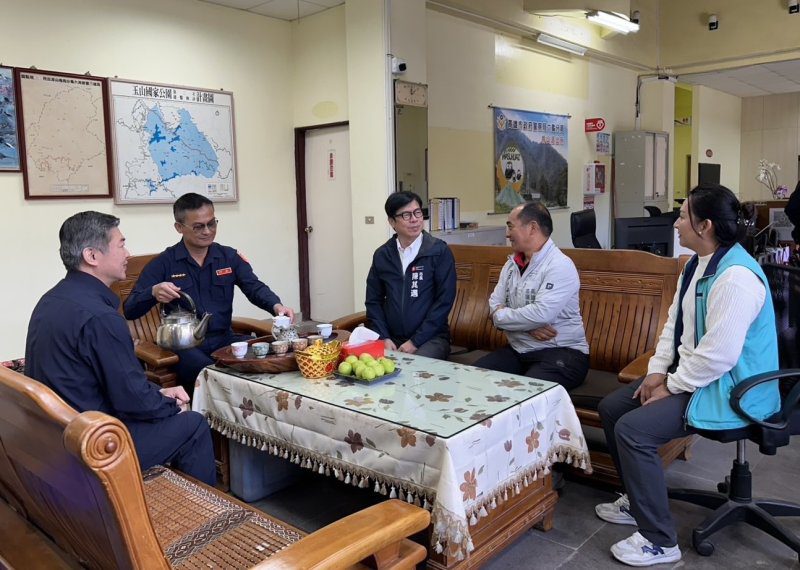 港灣新聞網／春節前夕高雄市長陳其邁慰問六龜警察