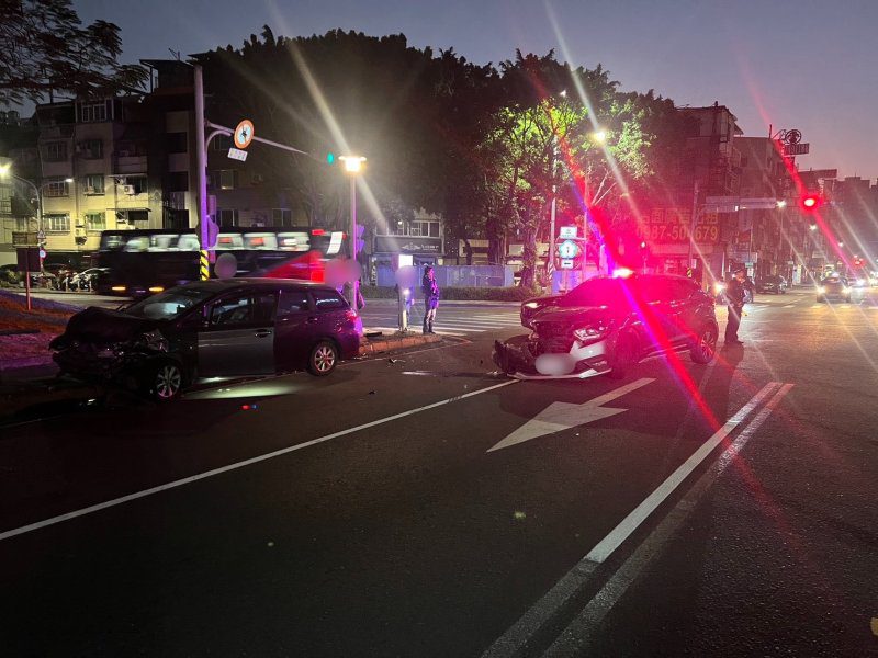 港灣新聞網／建國一路雙向車碰撞　苓雅警初判轉彎未禮讓