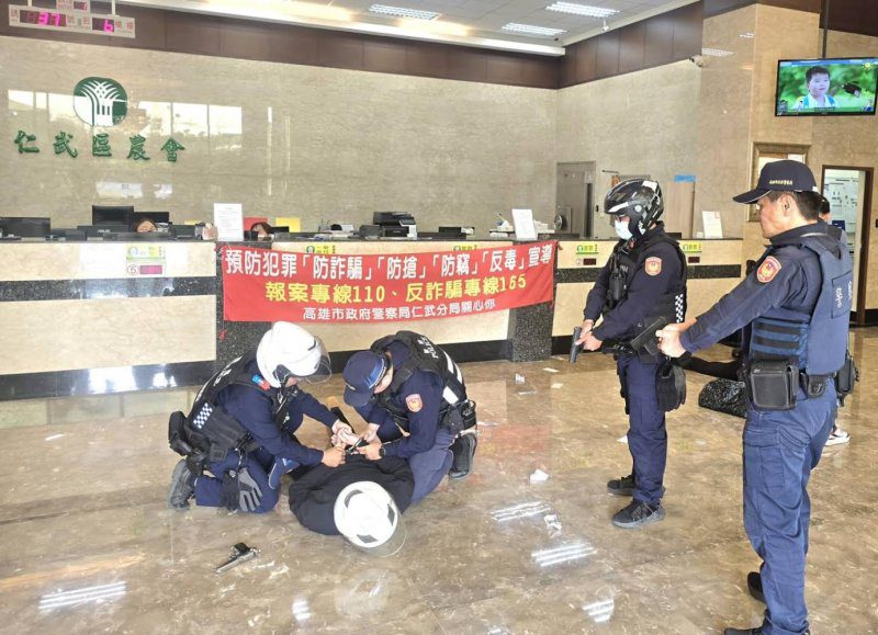 港灣新聞網／仁武警金融機構防搶演練超震撼　啟動快速打擊守護春節治安
