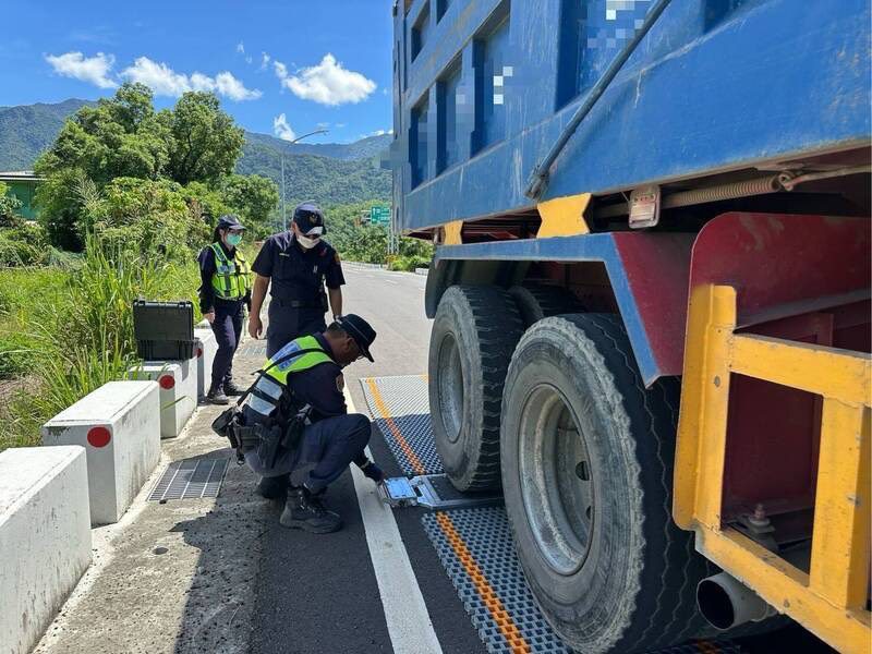 萬巒載運機具掉落釀憾事　屏警2/2起加強攔查大型車高風險違規