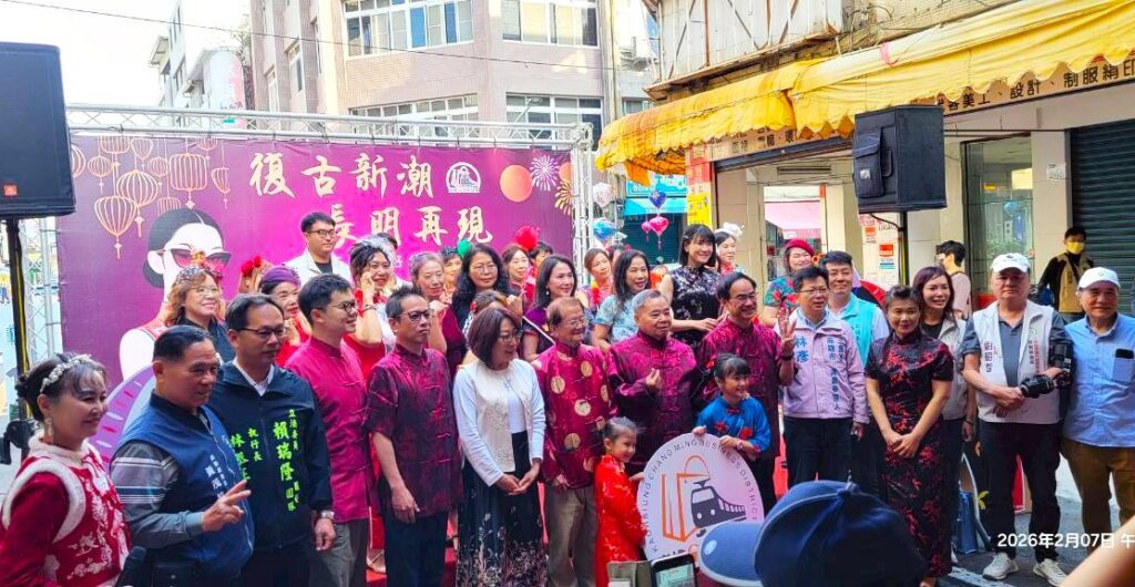 長明商圈旗袍美人踩街由新古典美人藝術旗袍聯誼會、緣715、高雄揪出遊、94旗袍、花旗仙子、主題群等團隊溫暖登場!