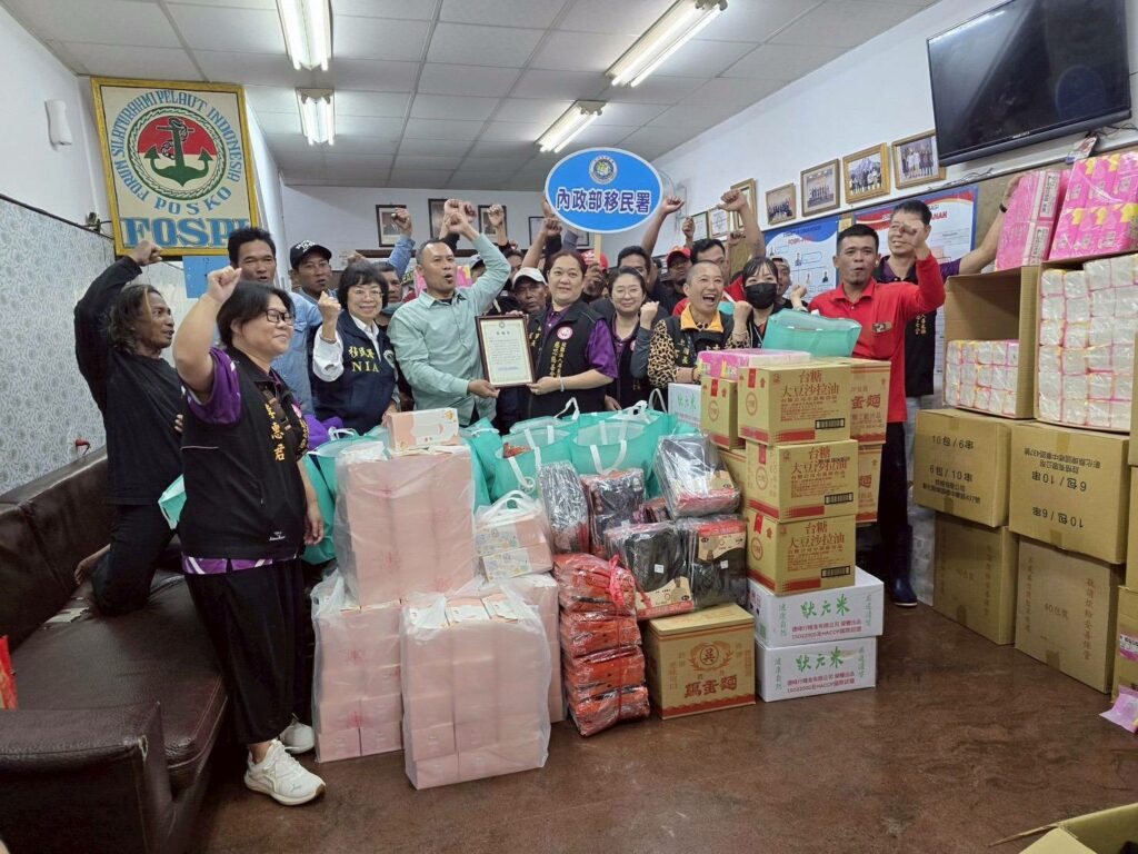 漁船邊的驚喜！移民署屏東服務站寒冬送暖 漁工滿載物資樂開懷