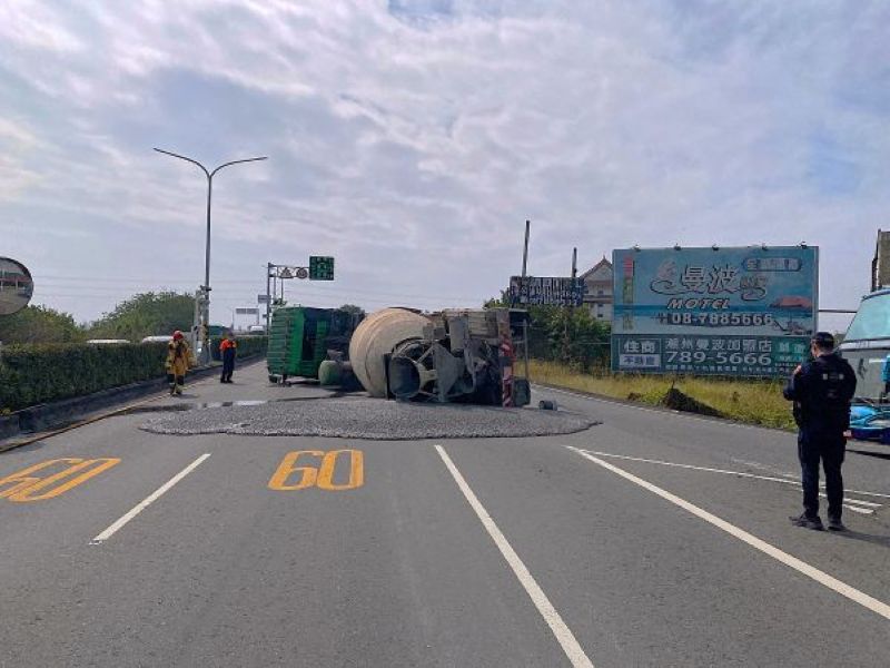 預拌混凝土車翻覆事故　潮警呼籲用路人減速慢行注意行車安全暨潮州警訊