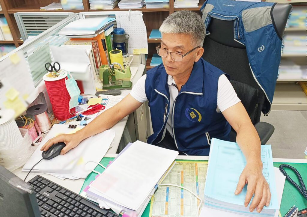 義務人承包多項工程卻欠勞健保費　書記官秒發文扣押，保障勞工權益