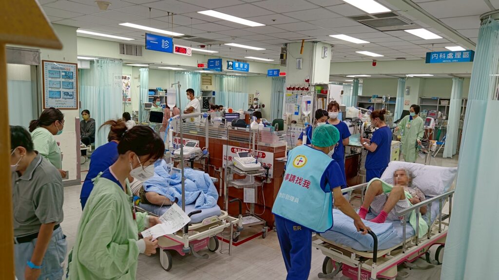 春節團圓守護健康，屏基提醒防疫、防暴食、早察失智警訊　初一至初三小兒科開診，陪孩子安心過好年