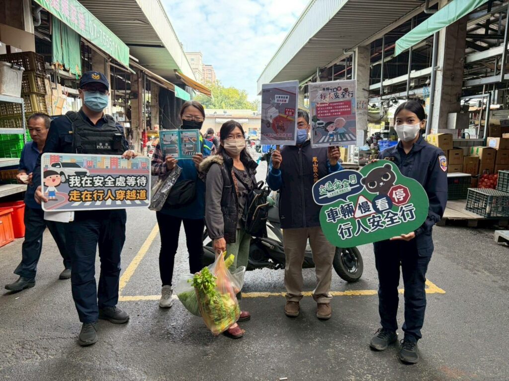 市場廟宇車水馬龍　鳳警疏導一馬當先