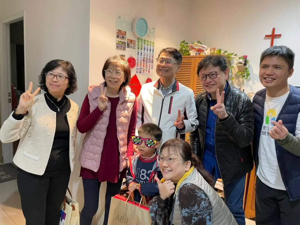年節前夕　陳純敬副市長探視類家庭　代侯友宜贈紅包　小孩開心馬上有錢「花」