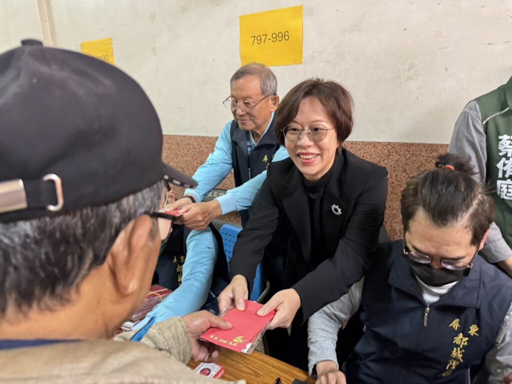 115年屏縣攜手民間善心資源　歲末送暖7,545戶低收家庭
