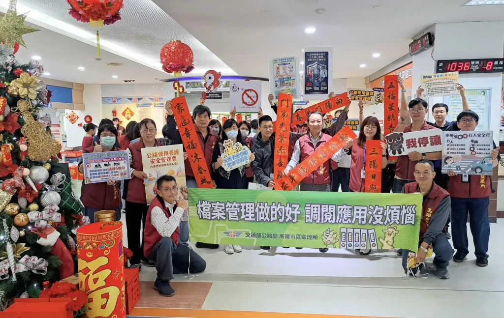 駿馬奔春送祝福　高雄市區監理所多元宣導監理政策　與交通安全措施